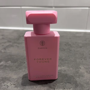 Forever Young Eau de Parfum från Oakcha - Säljer en parfymflaska från Oakcha med doften Forever Young. 50ml - 90% kvar