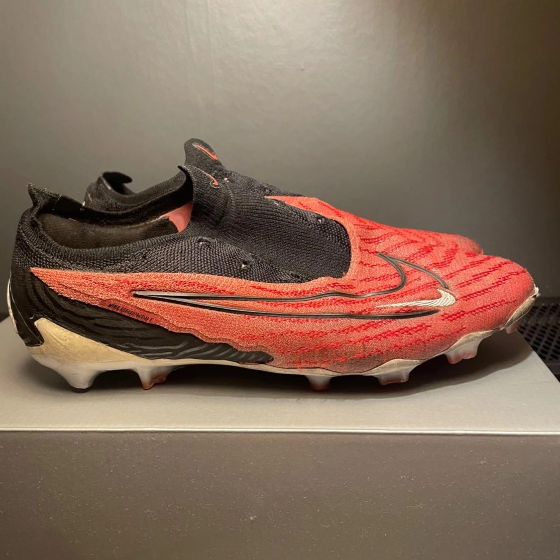 Nike fotbollsskor i röd och svart