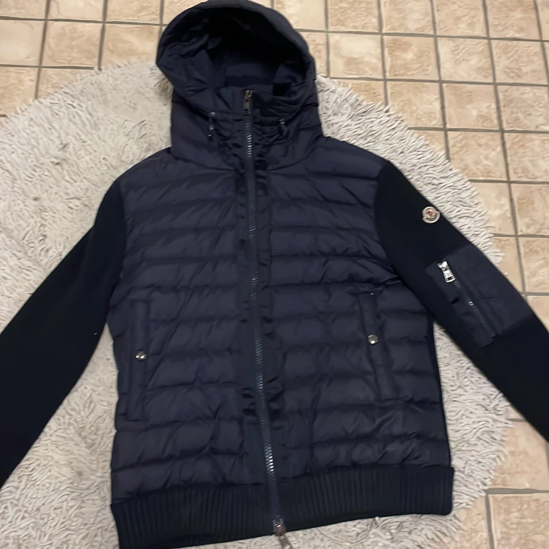 Mörkblå cardigan med huva från Moncler