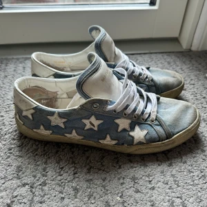 Sällsynsta Saint laurents - Säljer nu mina Saint Laurents! Dessa är extremt snygga och finns ej kvar, därav det lite högre priset.  Slitning på skosnöret annars underbara, sulan är halvt av på högra skon men lite superlim så är det löst, och lite sönder! Råkat hamna lite rosa färg på ena skons sula, men det är inte så överdrivet synligt. lite smutsiga som går bort med en lite tvätt på noll tid. Vid eventuella funderingar finns jag på PM. Mvh