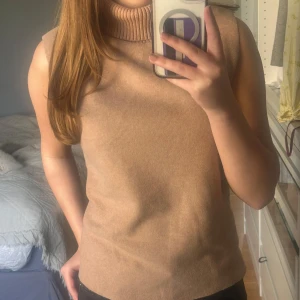 Beige ärmlös polotröja - Säljer en beige ärmlös polotröja i mjukt material. Aldrig använd.