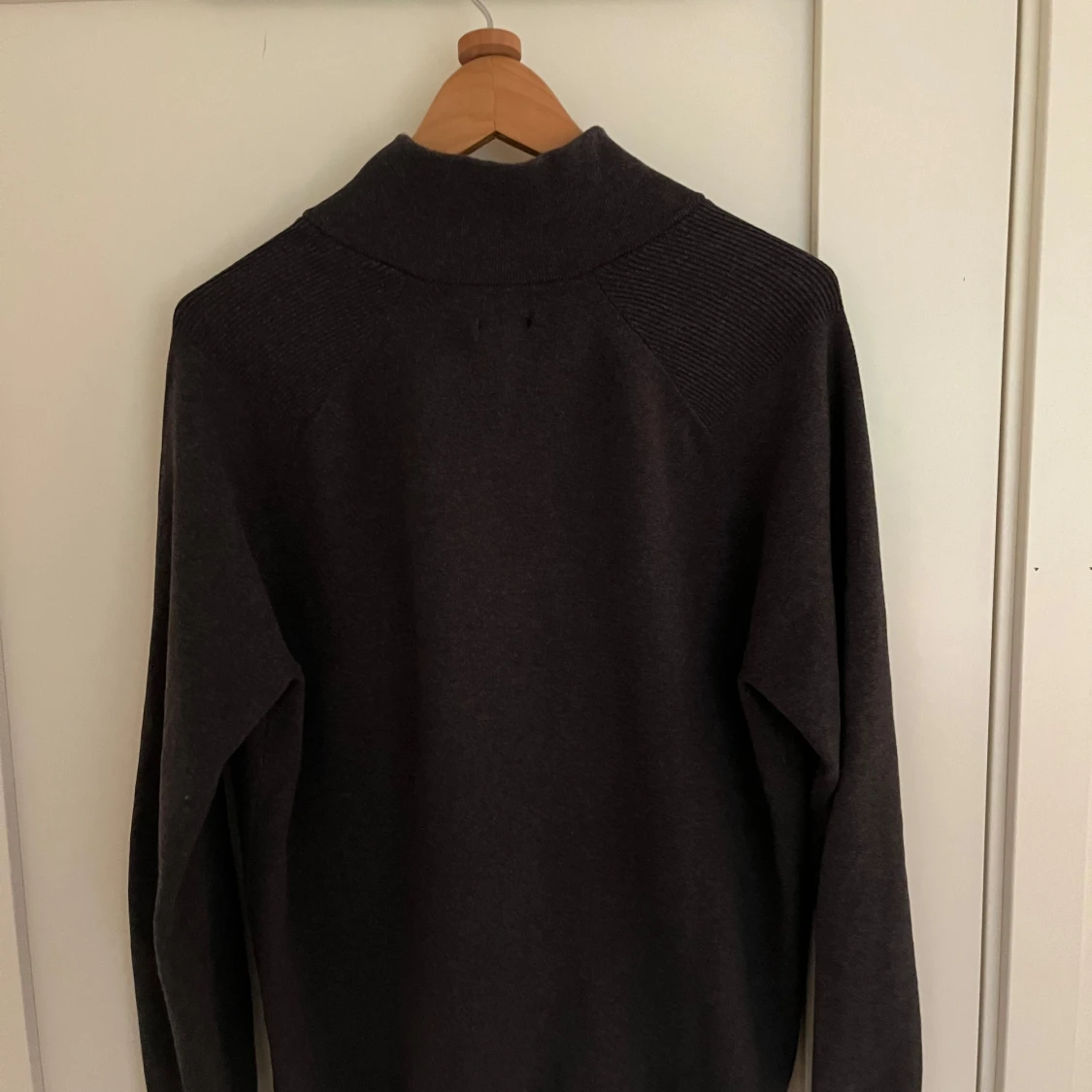 Mörkgrå stickad tröja från Massimo Dutti - 1