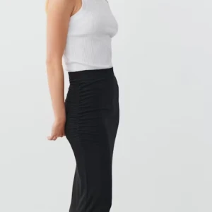 Antracit långkjol med rynkade detaljer/soft touch ruched skirt - Säljer en svart långkjol med snygga rynkade detaljer längs sidorna. Kjolen har en tight passform och är tillverkad i ett mjukt, stretchigt material som sitter skönt på kroppen. Perfekt att styla med en enkel topp eller stickad tröja.