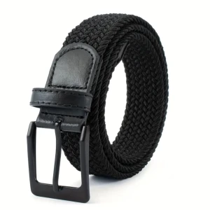Svart flätat bälte med metallspänne - Snyggt svart flätat bälte med matt svart metallspänne och detaljer i skinn. Perfekt accessoar för att lyfta din outfit. Bältet har en stilren design och passar till många olika stilar.