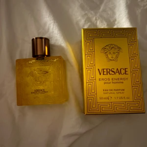 Versace Eros Energy pour Homme Eau de Parfum - Versace parfym, endast testad så är iprincip helt full som man ser på bilden. 50ml