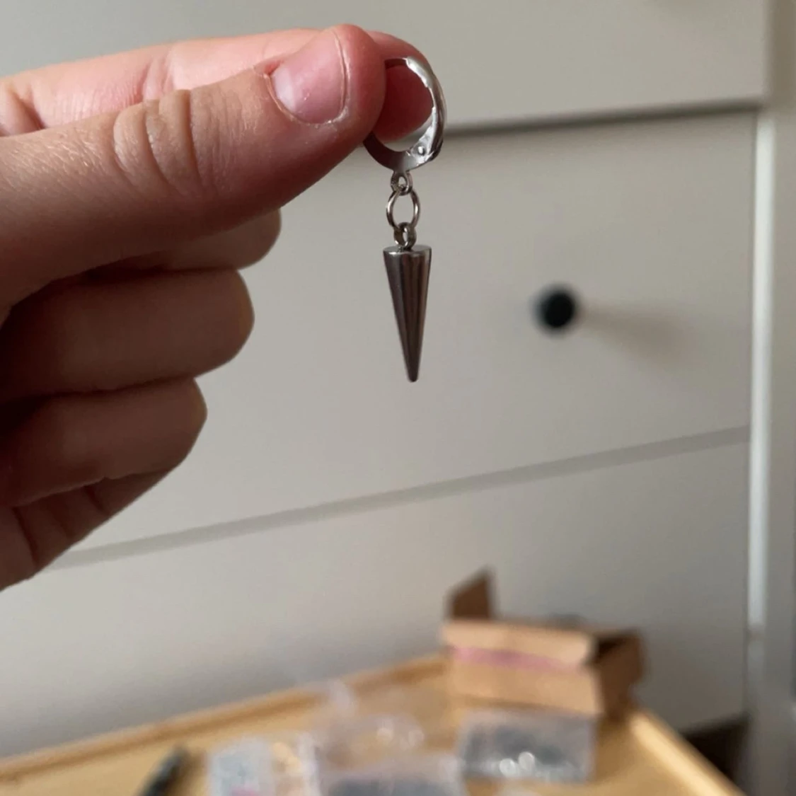 Silverfärgade örhängen med konformad hängande detalj - 1