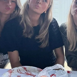 Svart kortärmad topp med puffärmar - Säljer en svart topp med korta puffärmar och struktur i tyget. Perfekt för dig som vill ha en stilren men ändå trendig look. Toppen har rund halsringning och sitter snyggt på kroppen.