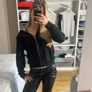 Svart hoodie med dragkedja - Svart hoodie med dragkedja framtill och långa ärmar. Säljer då den inte kommer till användning🥰