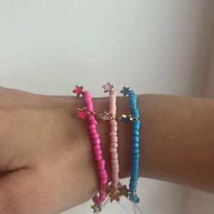 3 pack rosa/blå armband  - Säljer detta 3 pack för 30kr. Skriv för att köpa. :) 