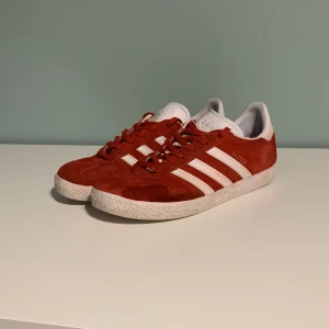 Adidas Gazelle Röda - Säljer ett par Adidas Gazelle röda