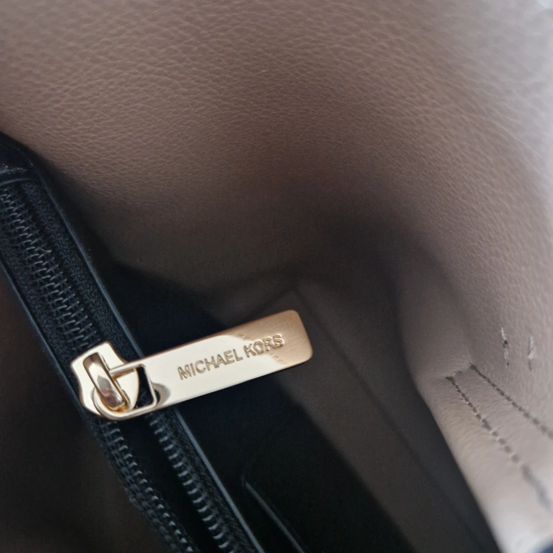 Svart handväska från Michael Kors - 4