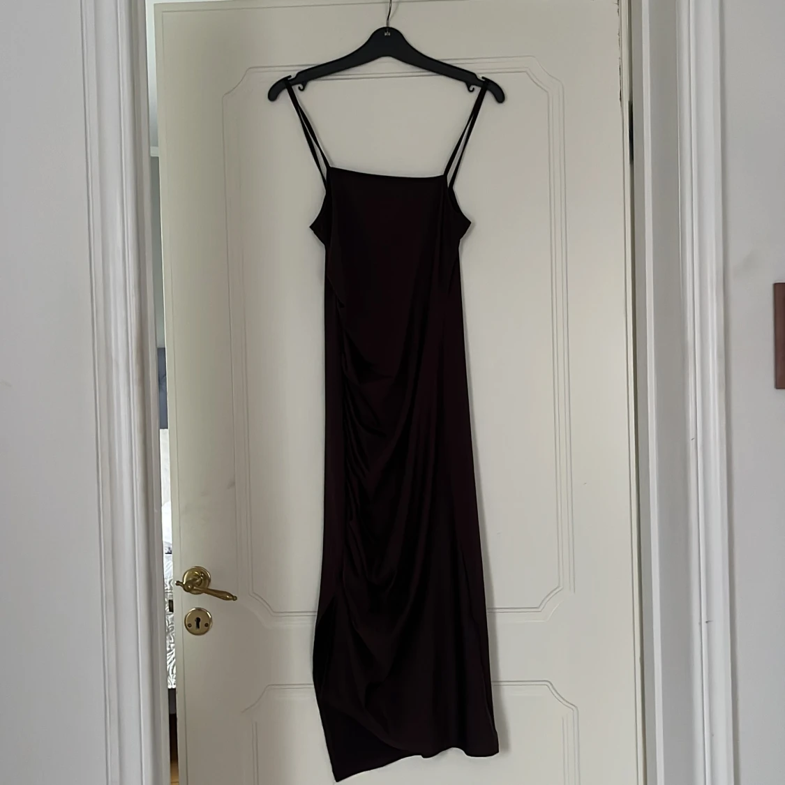 Mörkbrun långklänning med tunna axelband