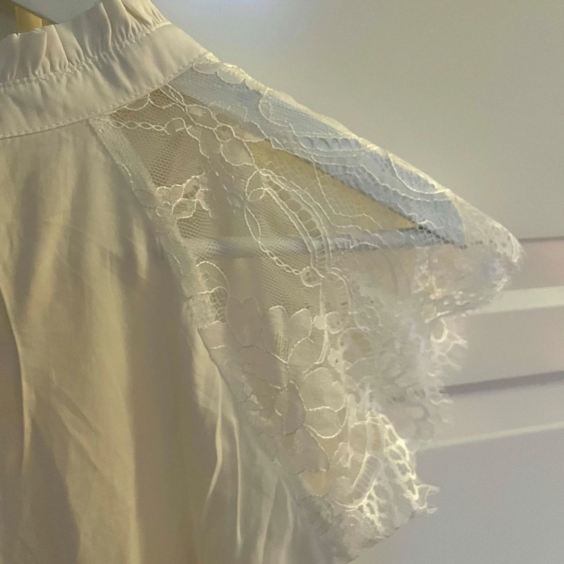 Vit blus med spetsdetaljer från Cream - 3