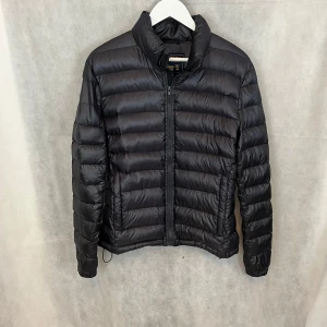 Woolrich dunjacka - Riktigt soft vår jacka av woolrich. Helt okej skick, litet hål och lite dun som åkt ut. Men ser fortfarande riktigt fräsch ut. Passar storlek S/M. Modellen är 185.