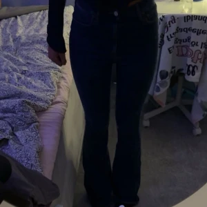 Blå bootcut jeans, tall - Säljer ett par klassiska blå bootcut jeans med normal passform. Jeansen har fyra fickor, bälteshällor och dragkedja med knapp framtill. Perfekta för dig som är lång då de är i storlek: Tall S
