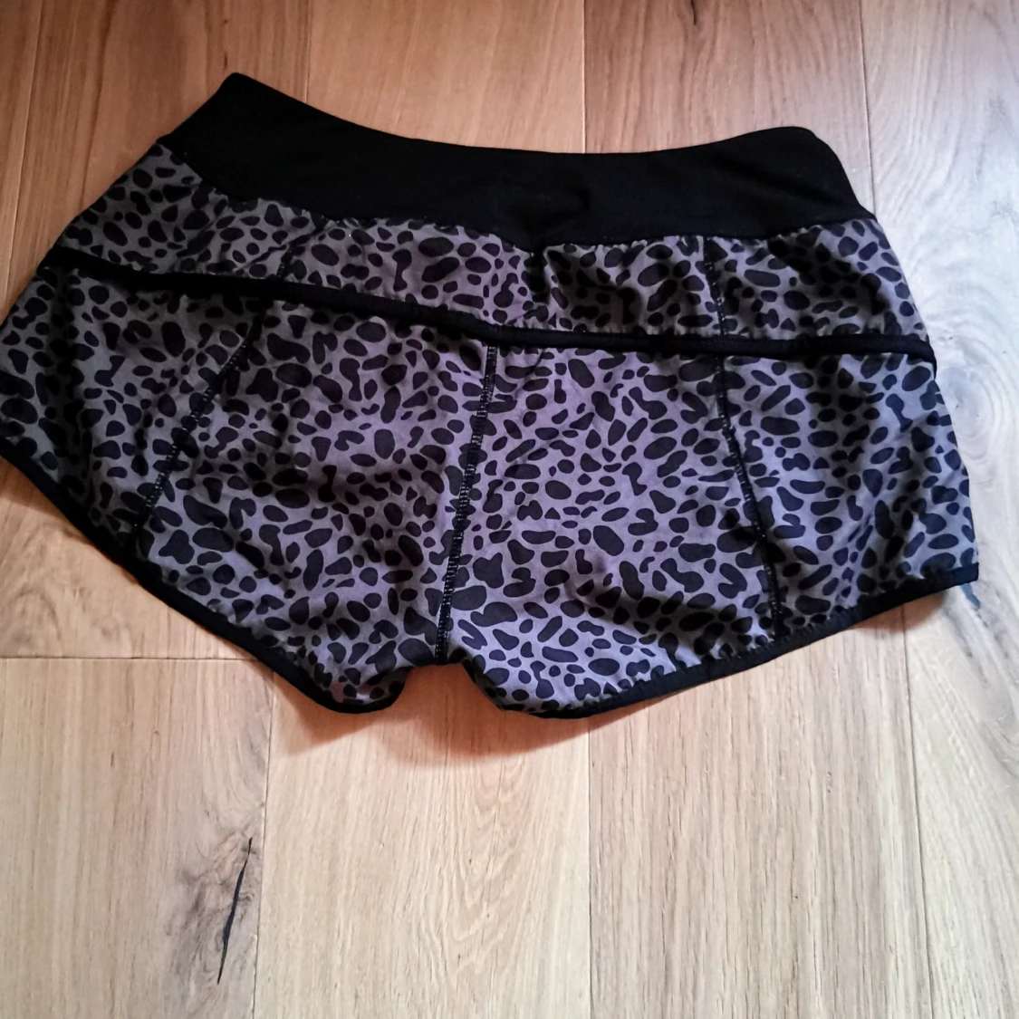 Svarta leopardmönstrade träningsshorts - 1