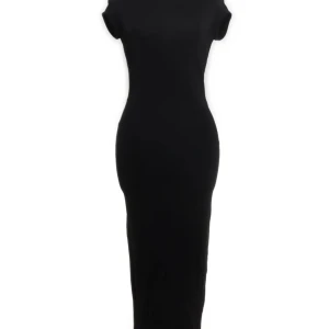 Svart ribbad tight långklänning - Säljer en klassisk svart långklänning med tight passform och korta ärmar. Klänningen har en enkel och stilren design som framhäver siluetten. Perfekt för dig som gillar minimalistisk stil.