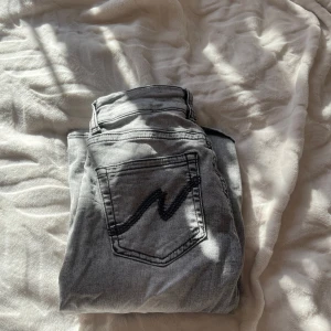Ljusgrå Bootcut Jeans - Säljer dessa snygga jeans då jag aldrig använder dom! Knappt använda så inga skador, skriv privat för bilder på 💓