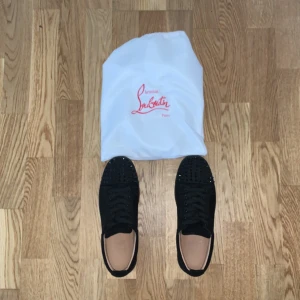 Christian Loubitins skor - Jag säljer mina Christian Loubitins skor som är i mycket bra skick. De är knappt använda och de är helt skadefria. Du får även med dig loubitins påsen och extra spikar ifall spikarna åker av och ett loubitins kort. Hör gärna av er om ni är intresserade.