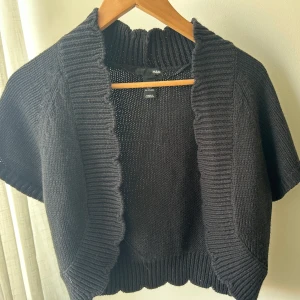 Svart stickad kofta från H&M - Kortärmad svart stickad bolero från H&M! Skriv för fler bilder❣️