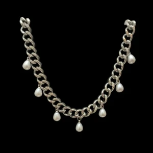 Silverfärgat halsband med pärldroppar - Säljer ett chunky silverfärgat halsband med stora länkar och hängande pärldroppar. Perfekt statement-piece för att lyfta din outfit. Passar dig som gillar trendiga accessoarer med lite extra detalj.
