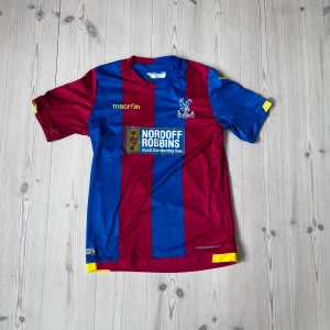 Fotbollströja - As fet crystle palace tröja med Zaha på ryggen!!  Sponsor trycket är lite slitet men inga större slitage. Hör av dig vid minsta fundering🤙🔥