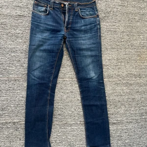 Nudie jeans  - Mörkblåa nudie jeans. Riktigt go färg samt mönster bakfickan, riktigt bra shick, inte använda. Riktigt kap. W34 L34. Pris kan diskuteras vid snabb affär. 