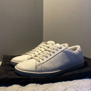 Saint Laurent SL/01 - Sjukt snygga Saint Laurent skor! | Storlek: 40, passar 41 | Nypris: ca 8000kr | skick: 10/10 | Färg: Vit | Modell: SL/01 (herrmodell) | Tveka inte att höra av er vid minsta lilla fundering eller intresse!😊SJÄLVKLART ÄKTA!
