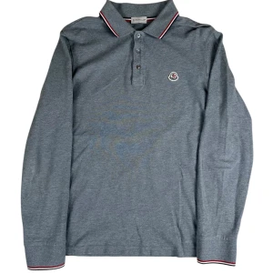 Moncler Pike  - Moncler Pike polo. Storlek L. Skick 9/10. Pris 1090kr finns att köpa via Fashionels.com