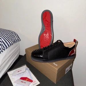 Christian Louboutin - Tja! Säljer mina helt nya Christian Louboutin skor som aldrig använts! Säljer dem pga att dem är för stora för mig och vill bli av med dem! Skorna är unika och inte många finns ute på marknaden. Storlek 47. Skick 10/10 då dem aldrig använts bara testat inomhus! 