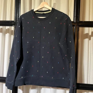 Dark blue sweatshirt från Kenzo - A little bit washed out. 