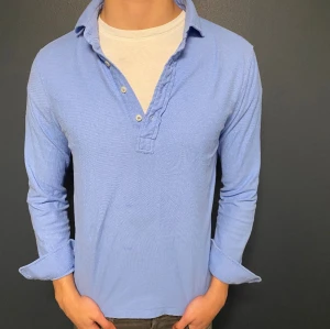 Ralph Lauren långarmad piké - Tjena! Säljer denna sjukt snygga långarmade pikén från Ralph Lauren i storlek S! Skick 9/10 knappt använd  nypris ca 1000kr mitt pris 400kr men pris kan diskuteras vid snabb affär!!