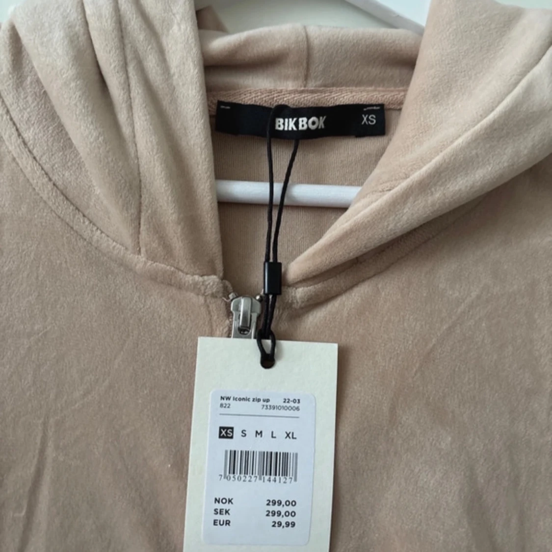 Beige hoodie från Bik Bok - 1