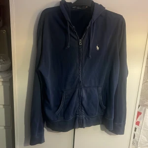 Blå hoodie från Polo Ralph Lauren - Jag säljer min zip up hoodie från Ralph Lauren eftersom jag inte längre använder den. Det är del av designen att se lite använd ut, använd ungefär 5 gånger.pris kan diskuteras 