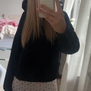 Svart hoodie - Säljer denna jättefina svarta hoodien från gina tricot för den är lite liten för mig.💞