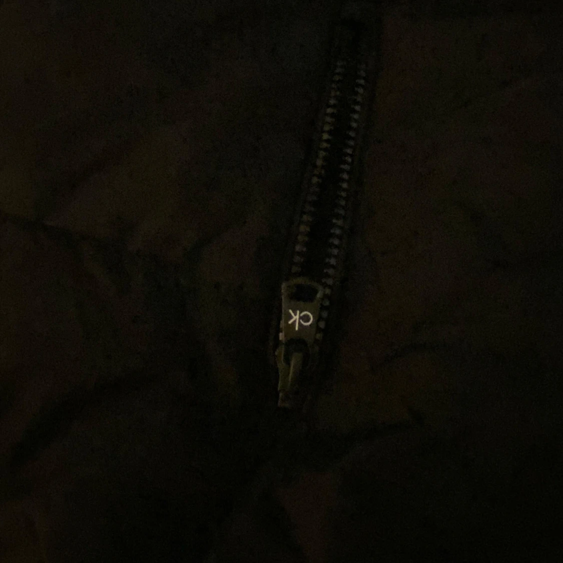 HELT NY Svart dunjacka från Calvin Klein. Large - 3