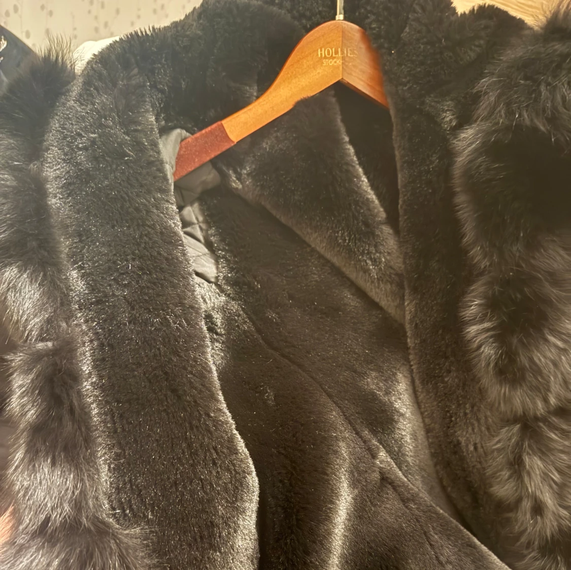 Svart pälsjacka med huva - 4