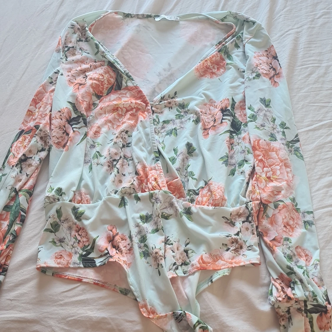 Blommig omlottopp från NLY One