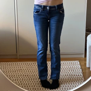 Blå jeans från Pepe Jeans - Snygga blå jeans från Pepe Jeans med en klassisk femficksdesign och knappgylf. De har en rak passform och är perfekta för en avslappnad stil. Jeansen har en subtil tvätt för en modern look. Aldrig använda bara testade 