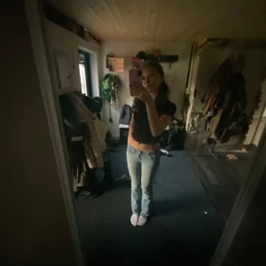 Blå jeansbyxor - Snygga blå jeansbyxor med en klassisk look. De har en bootcut-stil som ger en avslappnad känsla. Perfekta för en casual outfit.