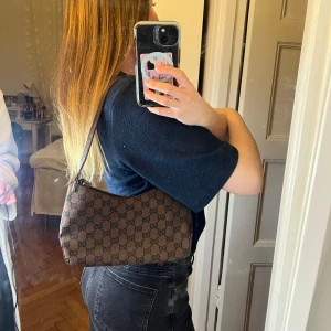 Brun axelväska - Säljer en snygg brun axelväska.