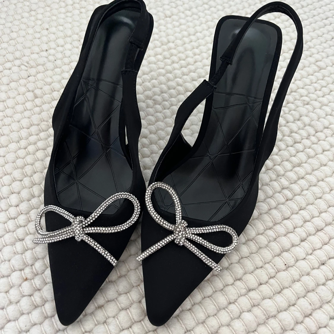 Svarta klackar med rosetter