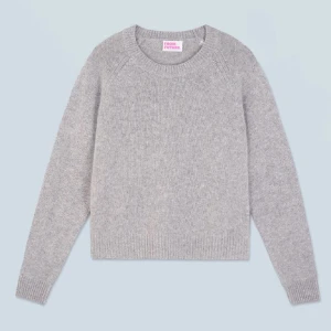 Grå kashmirtröja från From Future - Jätte snygg och mjuk grå kashmirtröja från From Future. Tröjan har en klassisk rund hals och långa ärmar med ribbade muddar. Pyttelitet hål som jag har sytt igen syns knappt!❤️Storlek: xs-s