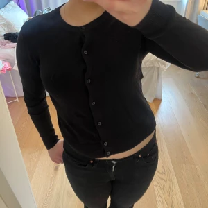 svart kofta - en basic svart kofta i från h&m, som tyvärr är för liten för mig. kom privat för mer info och bilder❤️