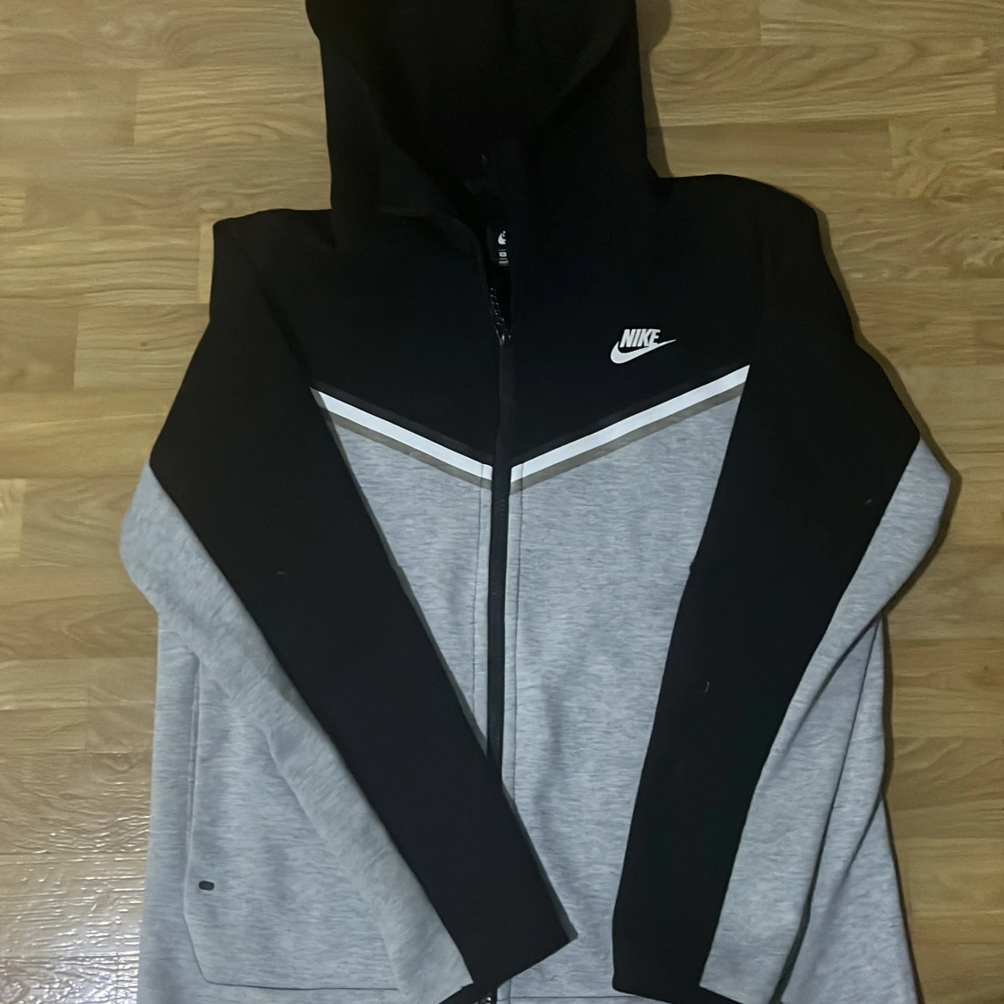 Grå och svart hoodie från Nike