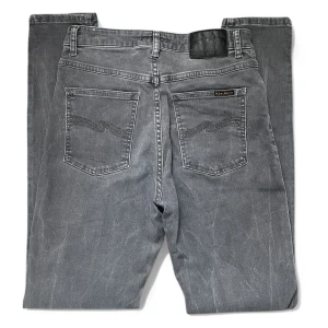 Grå jeans från Nudie Jeans - Snygga grå jeans från Nudie Jeans utan defekter! Mitt pris 399 kr men kan diskuteras. Skriv vid minsta fundering eller behov av fler bilder. Modellen är hightop tilde!
