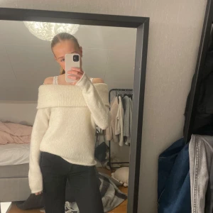 Vit offshoulder stickad tröja - Säljer en stilren vit offshoulder stickad tröja med långa ärmar. Perfekt för en mysig och trendig look. Passar bra till både jeans och kjol. Hör av dig vid intresse! 🤍