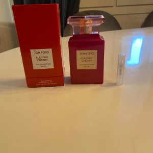 Tom Ford Electric Cherry Eau de Parfum 3ML - Säljer en lyxig Tom Ford Electric Cherry Eau de Parfum i en elegant röd flaska på 3 ml. Doften är intensiv och fruktig med en elektrisk twist. Perfekt för den som vill sticka ut med en unik och djärv doft. Inkluderar originalförpackning.