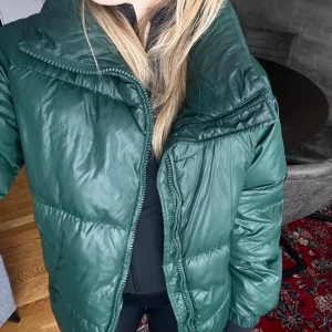 Grön pufferjacka - från MANGO, Jätte oversized xs så passar s om inte M