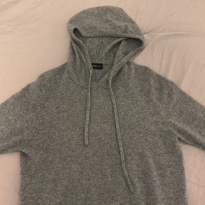Kashmir/Merino hoodie - Säljer denna gråa kashmir/merino hoodien från Swedish Fashion. Storlek S som är slutsåld på deras hemsida. Skick 8-9/10